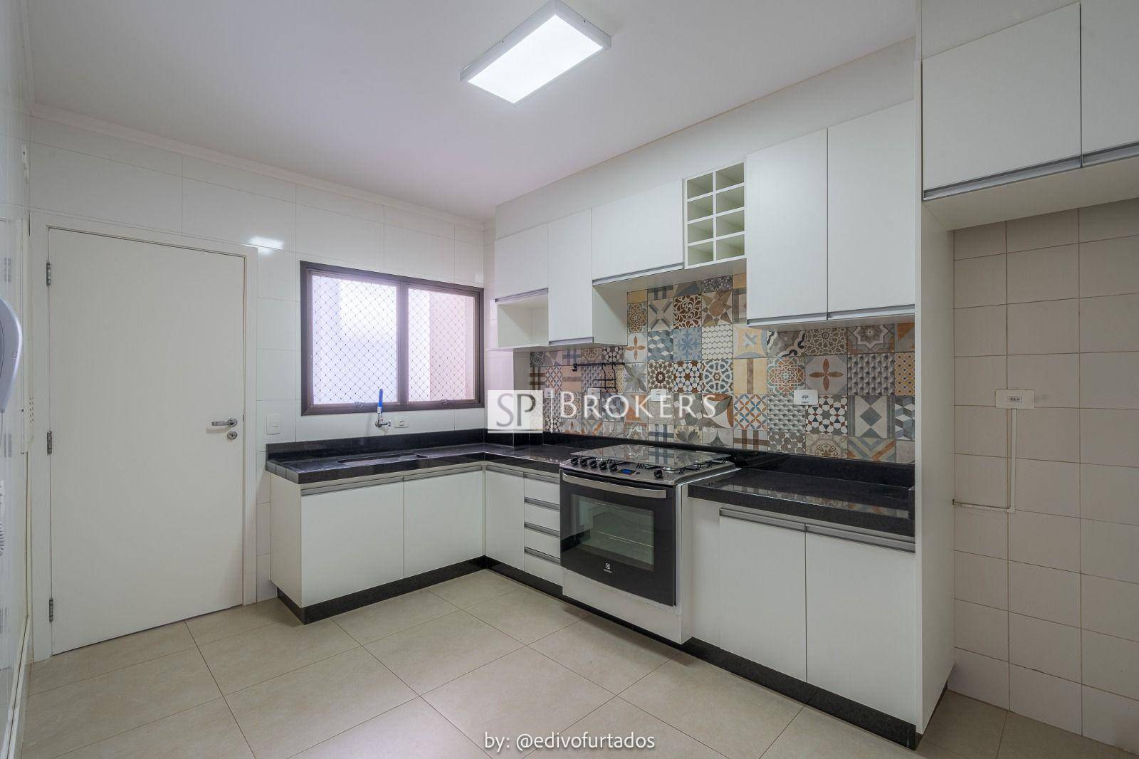 Apartamento para alugar com 3 quartos, 185m² - Foto 11