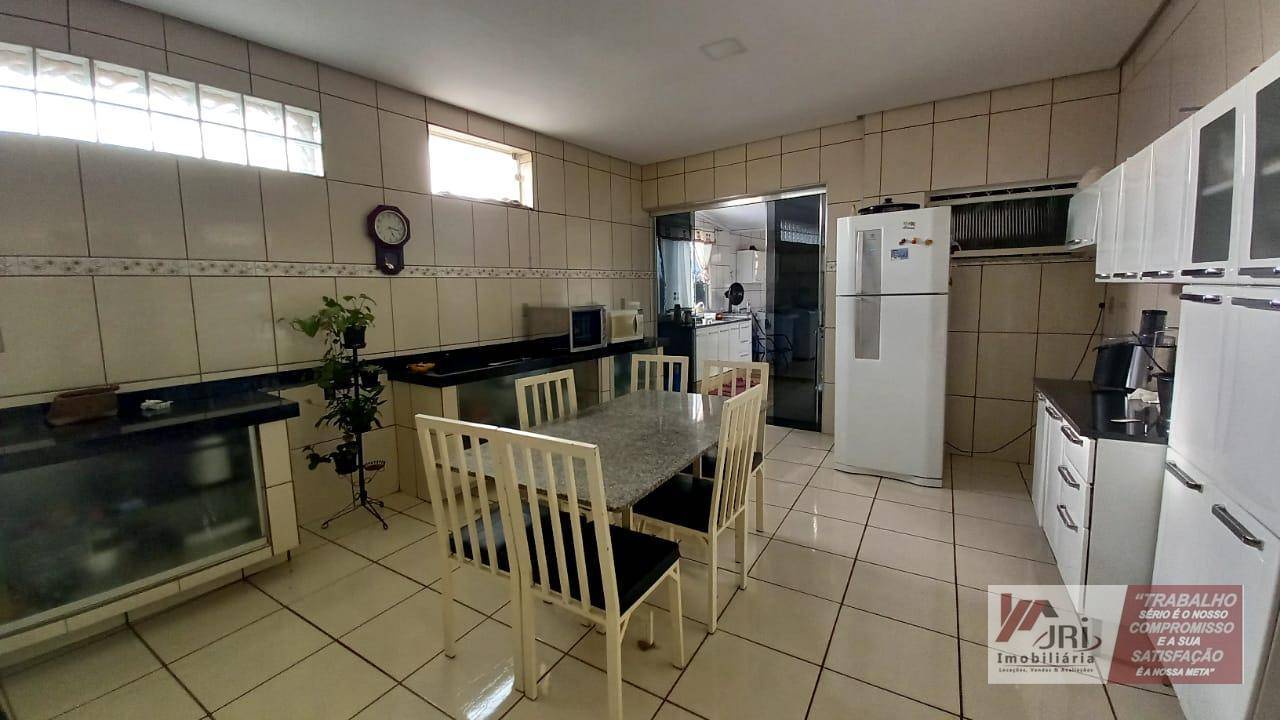 Casa à venda e aluguel com 3 quartos, 200m² - Foto 18