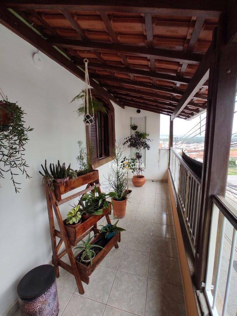 Casa à venda com 3 quartos, 157m² - Foto 1