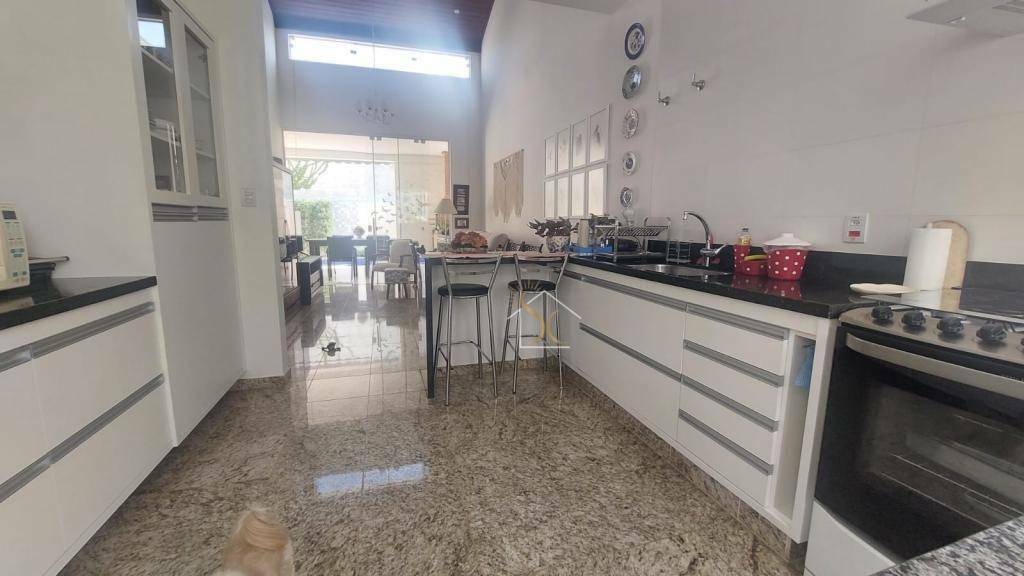 Casa à venda e aluguel com 3 quartos, 258m² - Foto 8