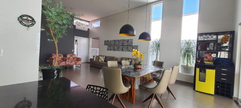 Casa à venda com 4 quartos, 220m² - Foto 1