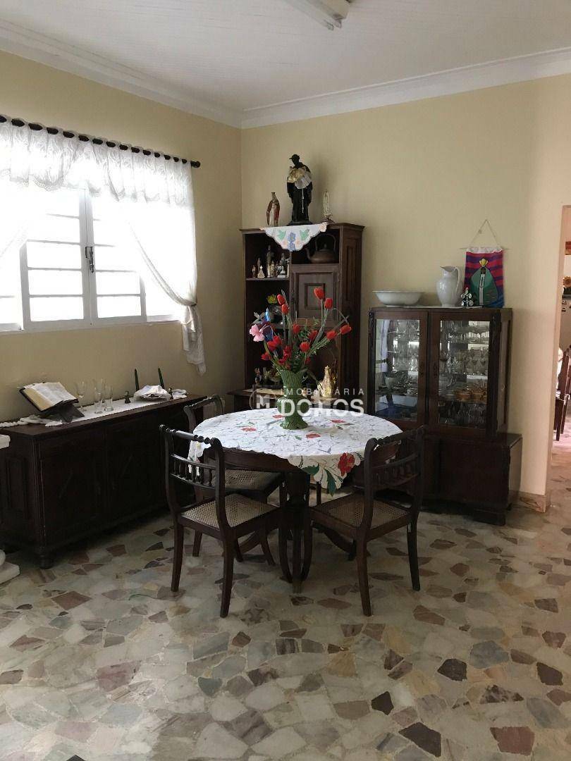 Casa à venda com 4 quartos, 250m² - Foto 1