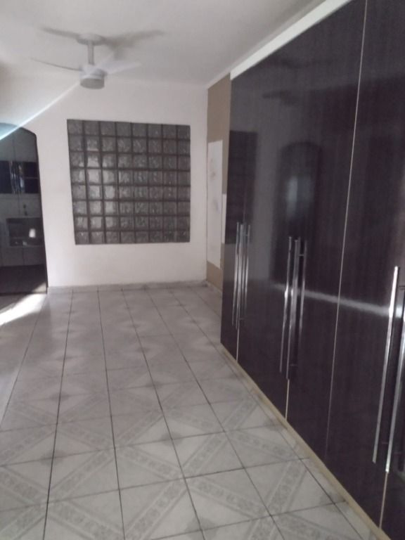 Casa à venda com 1 quarto, 100m² - Foto 2