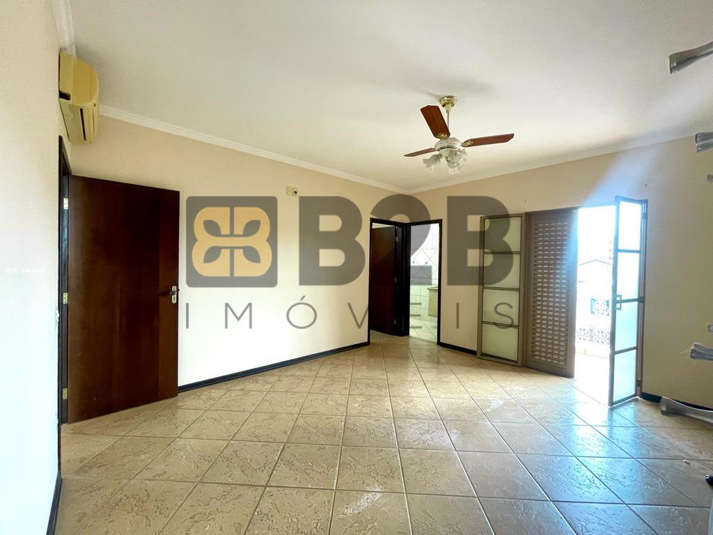 Casa à venda com 4 quartos, 270m² - Foto 1