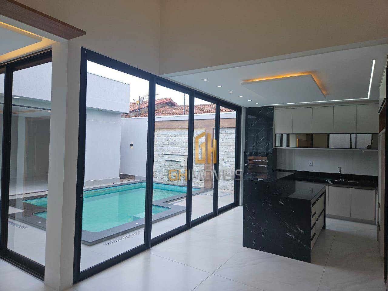 Casa à venda com 4 quartos, 230m² - Foto 1