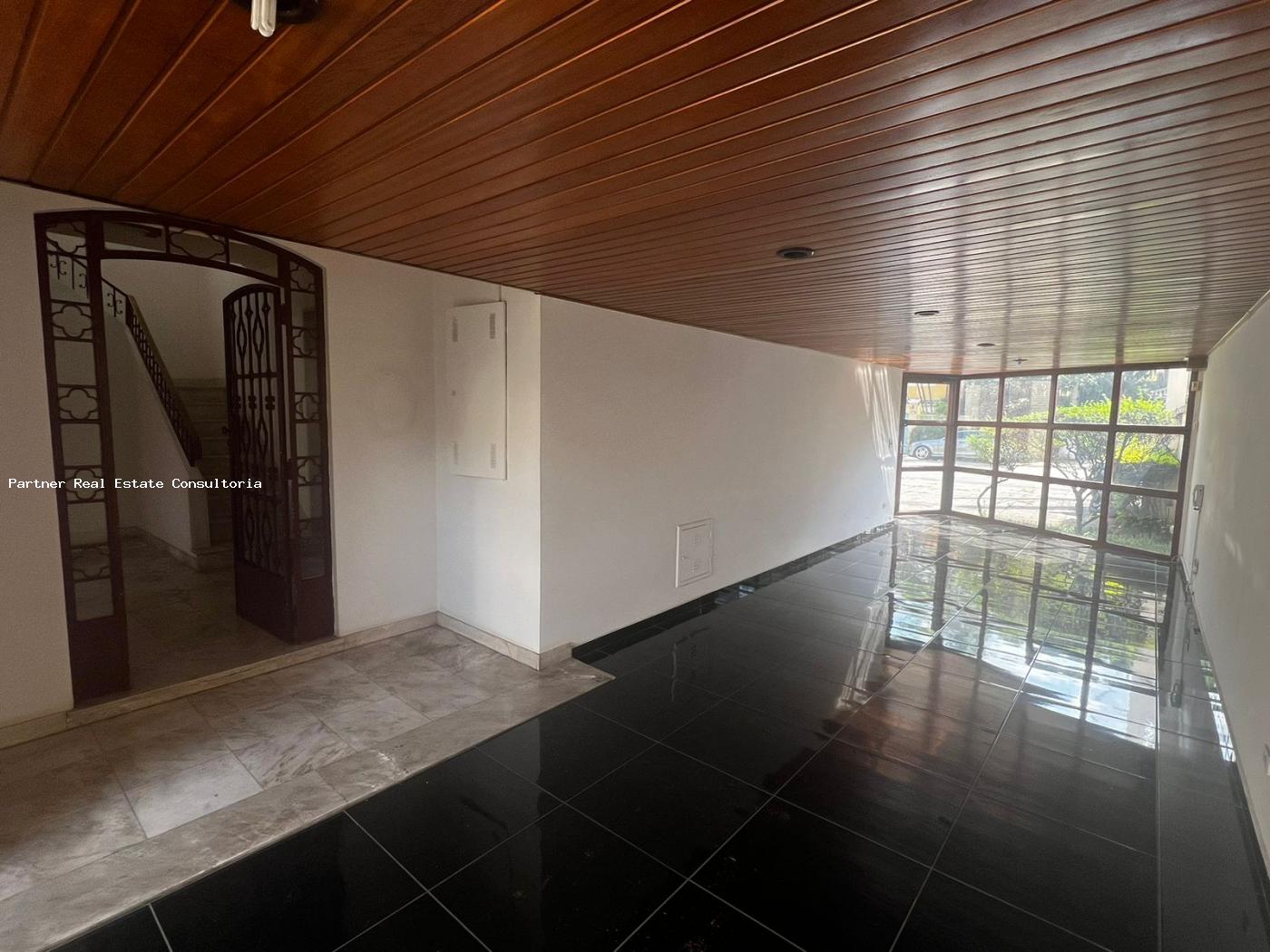 Casa à venda com 14 quartos, 600m² - Foto 1