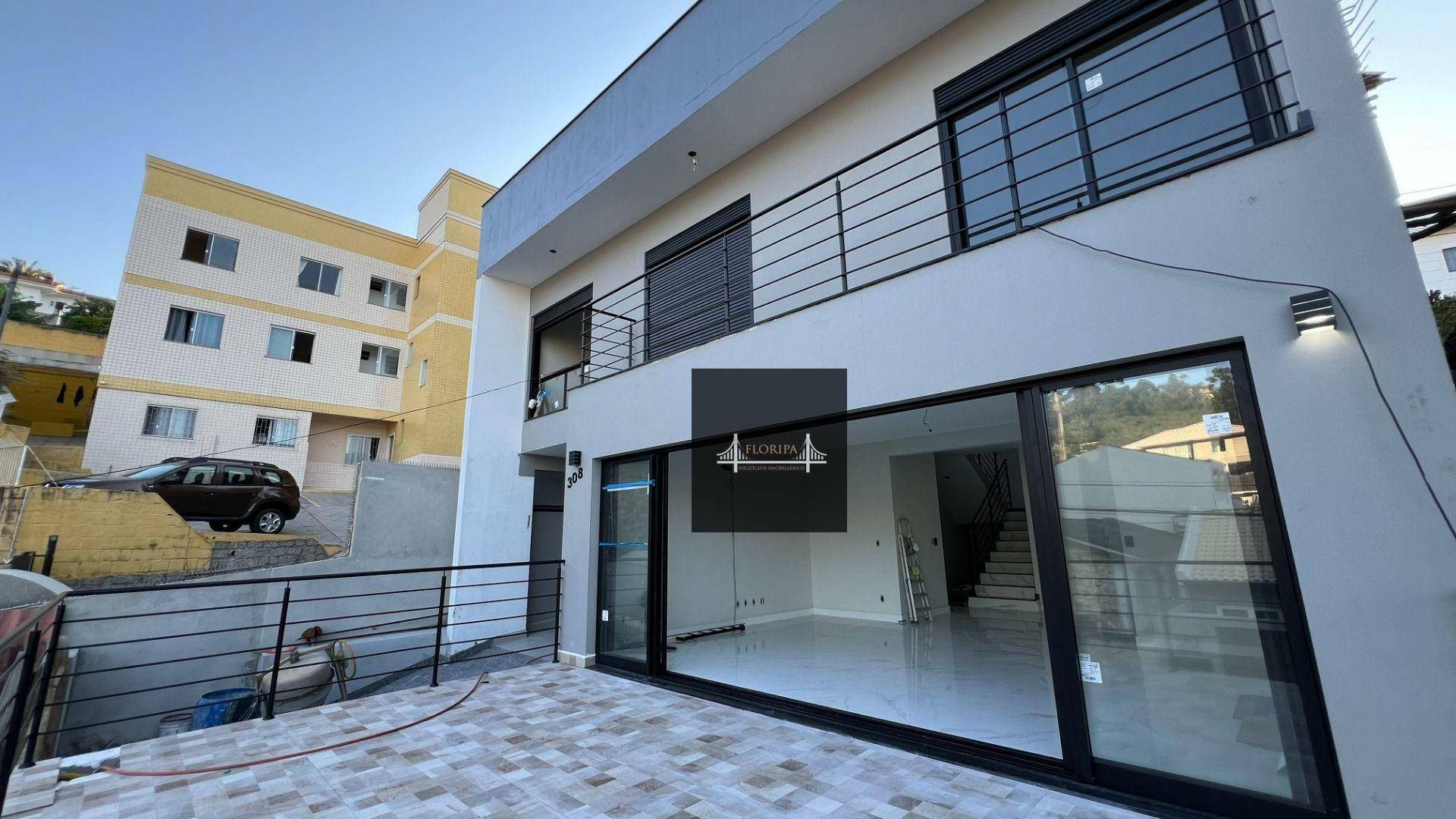 Casa à venda com 3 quartos, 251m² - Foto 1