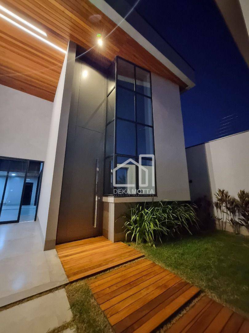 Casa à venda com 3 quartos, 211m² - Foto 1