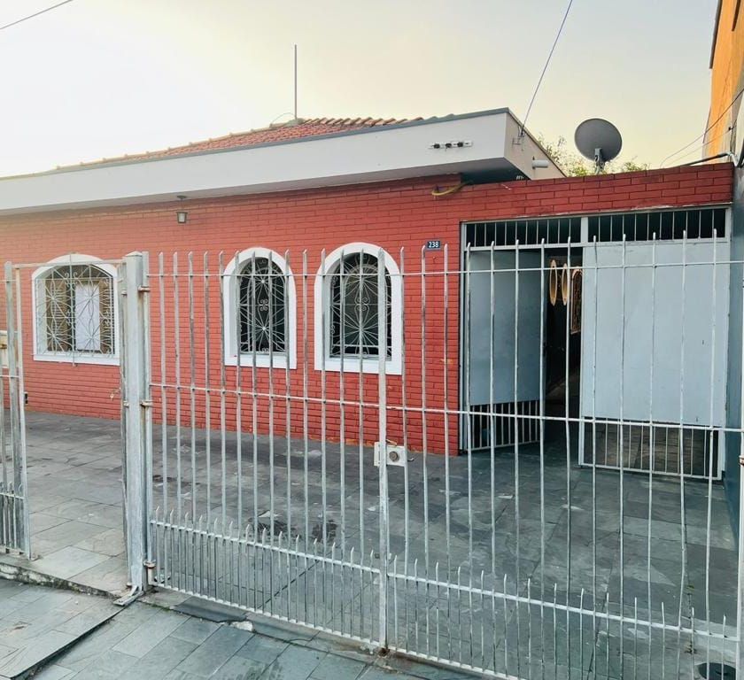 Casa à venda com 3 quartos, 300m² - Foto 1