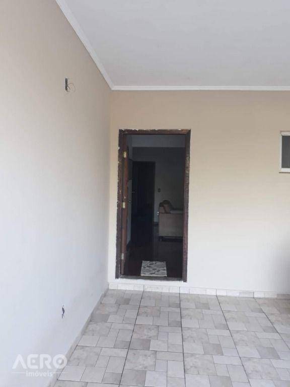 Casa para alugar com 4 quartos, 300m² - Foto 11