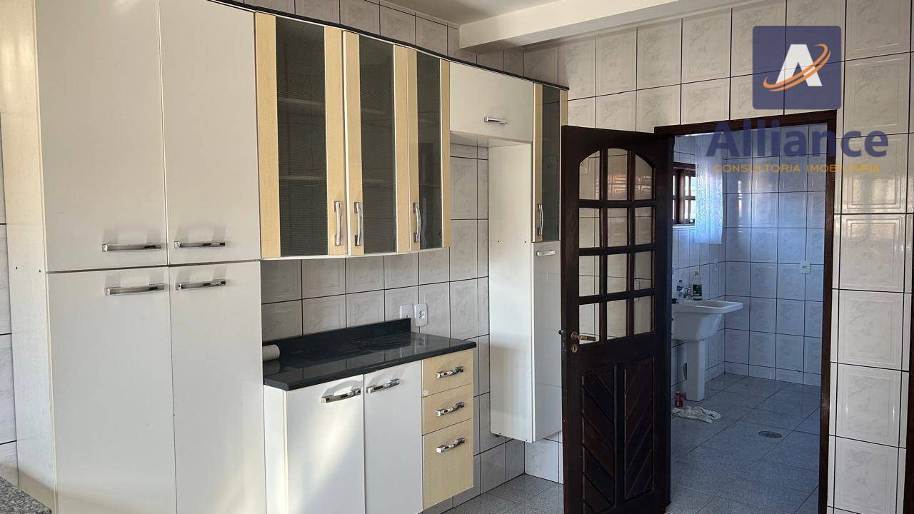 Casa para alugar com 3 quartos, 270m² - Foto 11