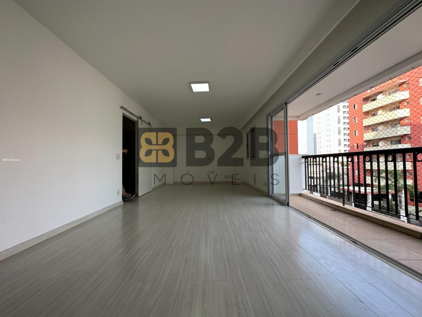 Apartamento à venda com 3 quartos, 135m² - Foto 4