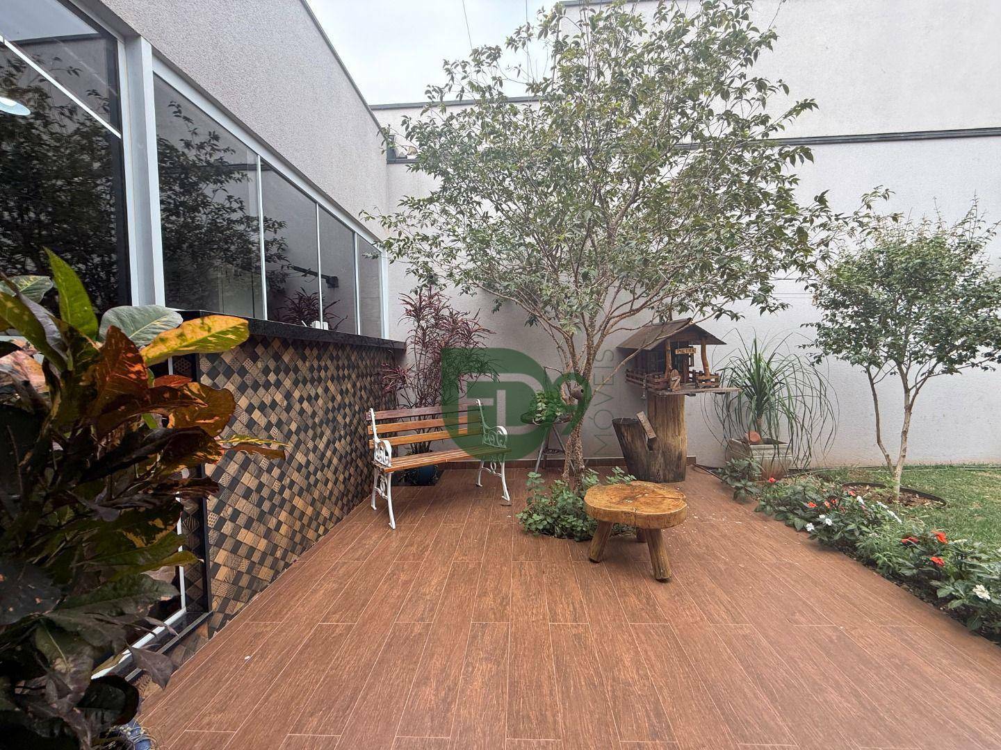 Casa à venda com 3 quartos, 225m² - Foto 1