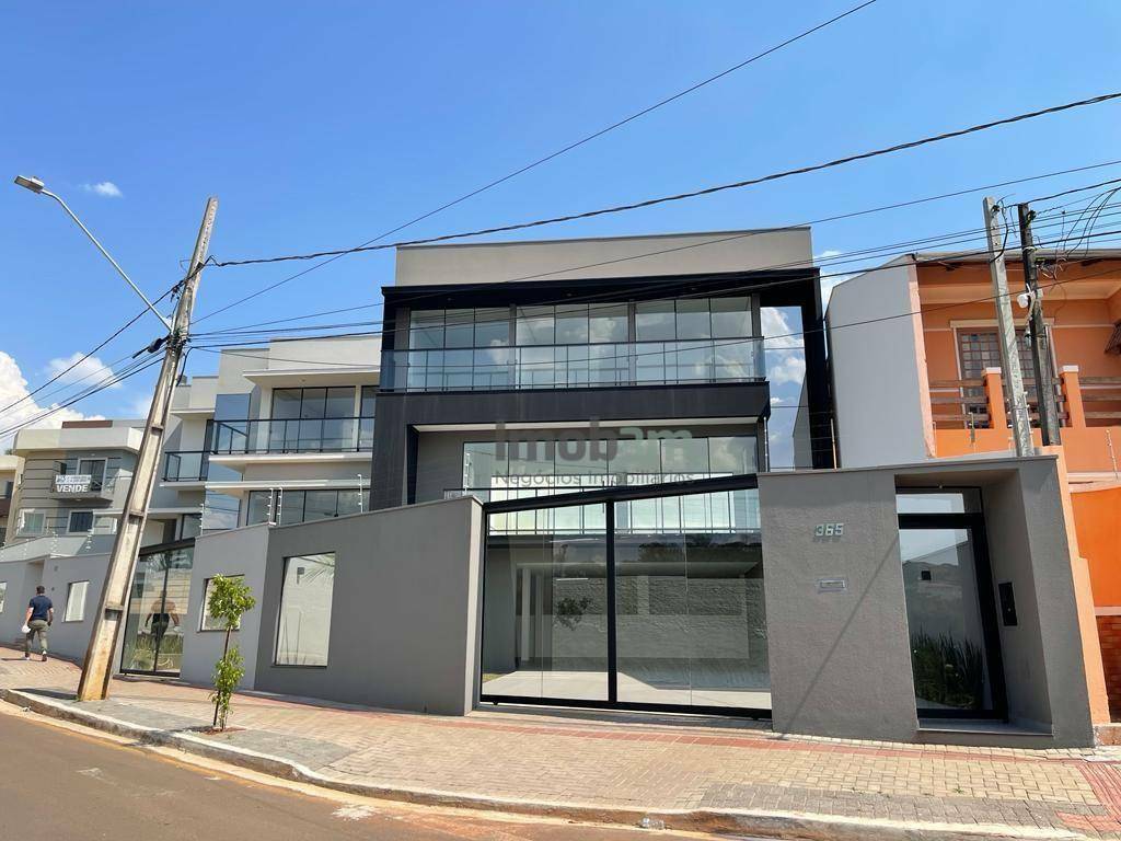 Sobrado à venda com 3 quartos, 241m² - Foto 1