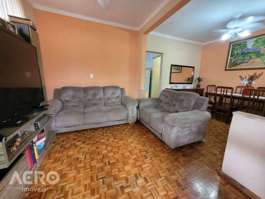 Casa à venda com 2 quartos, 80m² - Foto 1