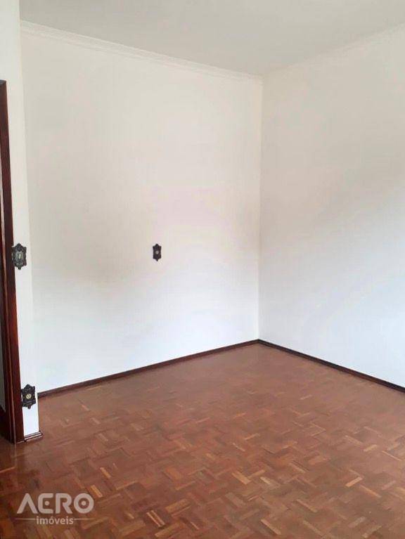 Casa à venda com 6 quartos, 218m² - Foto 15