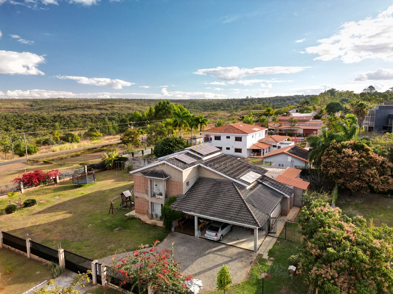 Casa de Condomínio à venda com 4 quartos, 350m² - Foto 1