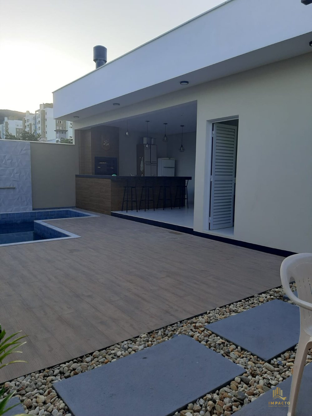 Casa à venda com 3 quartos, 131m² - Foto 1