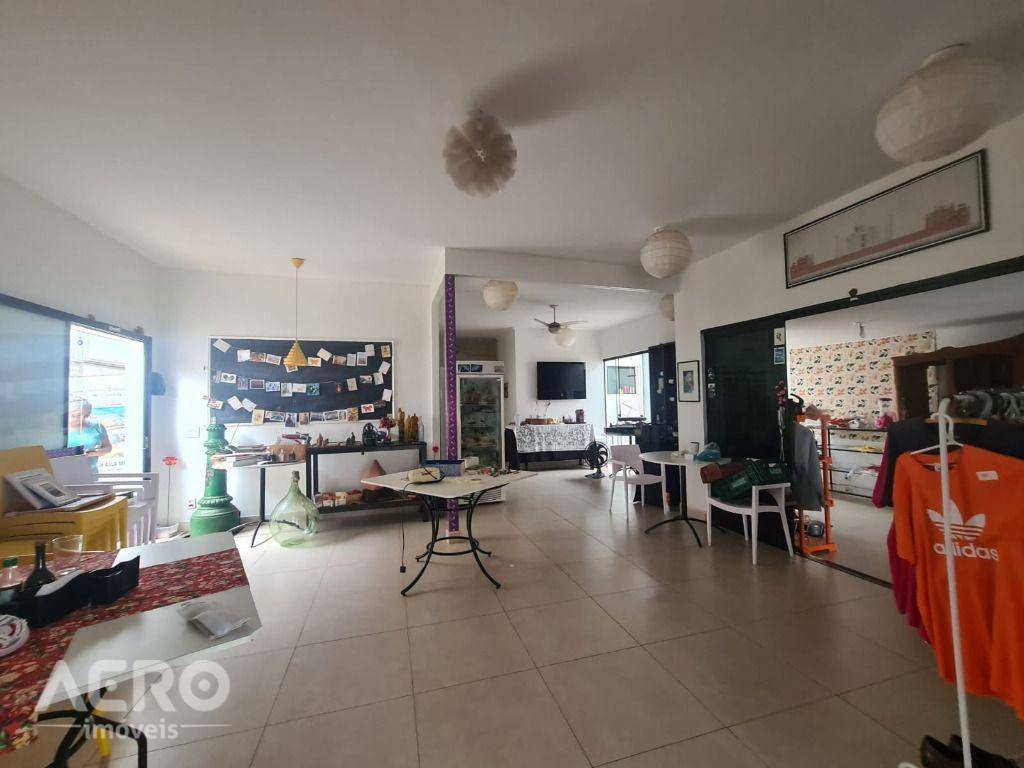 Casa à venda e aluguel com 3 quartos, 300m² - Foto 4