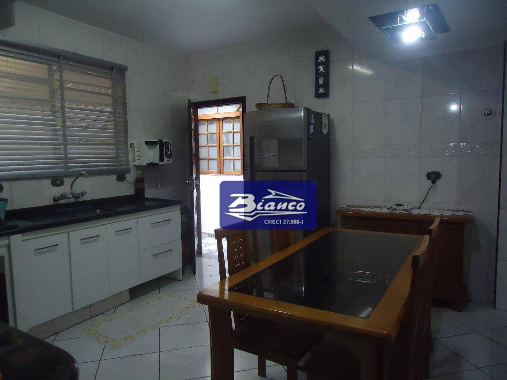 Sobrado à venda com 4 quartos, 200m² - Foto 6