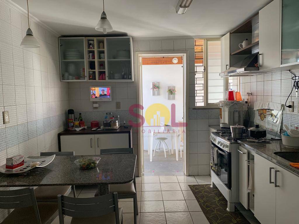 Casa à venda com 4 quartos, 280m² - Foto 2