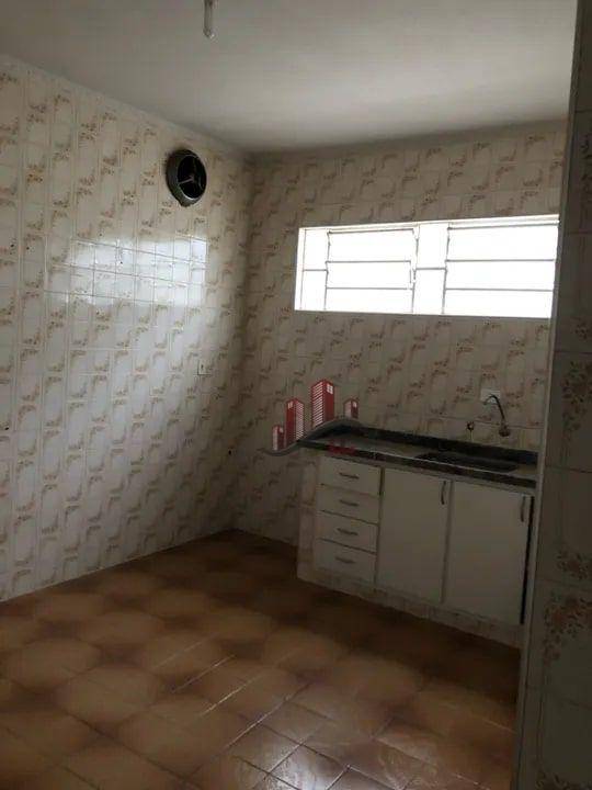 Casa para alugar com 3 quartos, 90m² - Foto 2