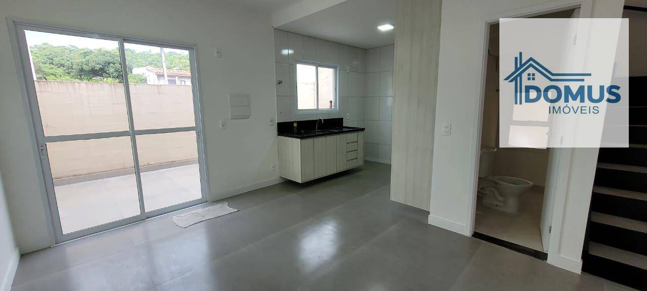 Casa de Condomínio para alugar com 3 quartos, 90m² - Foto 2