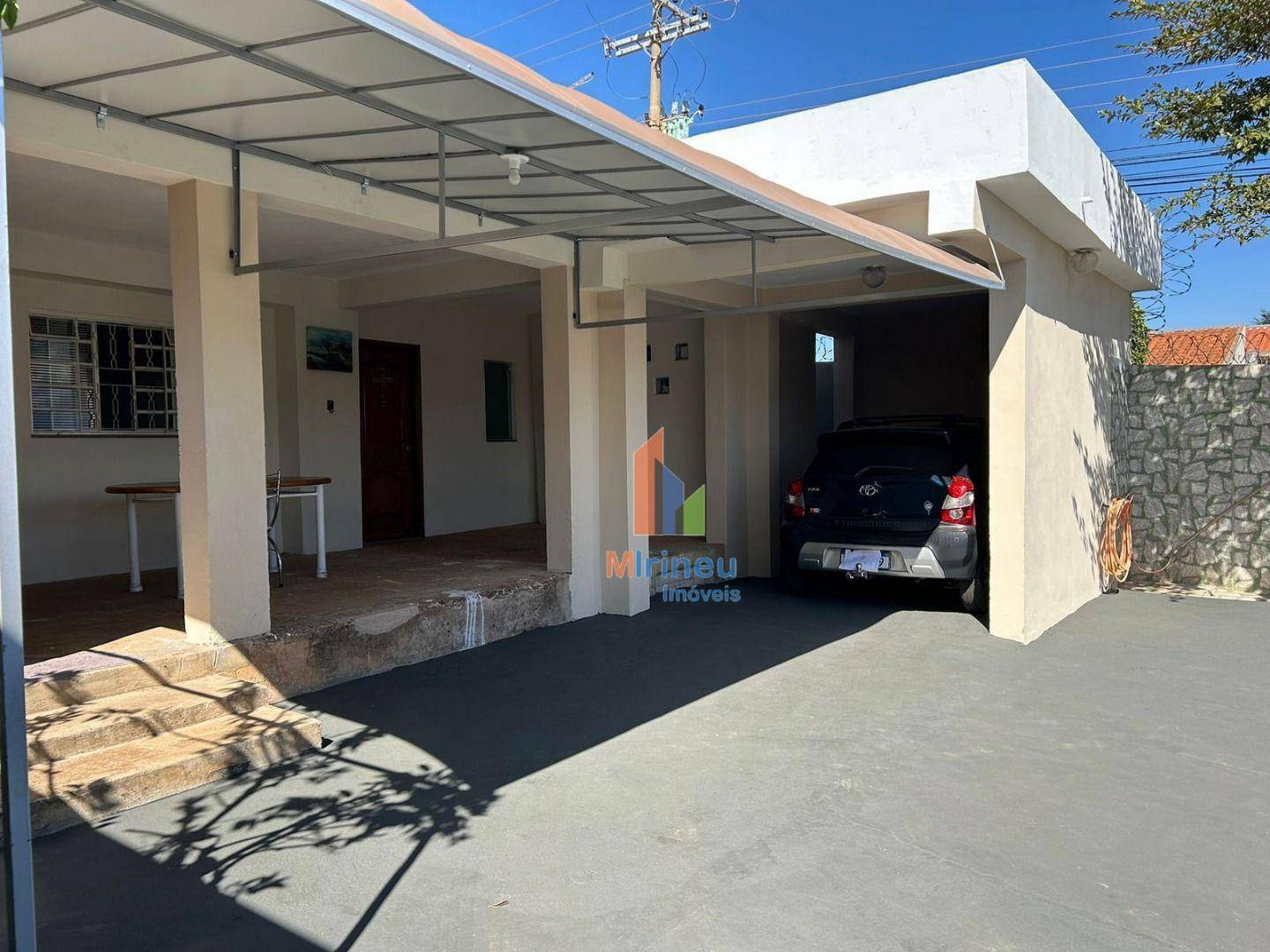 Casa à venda com 3 quartos, 177m² - Foto 1