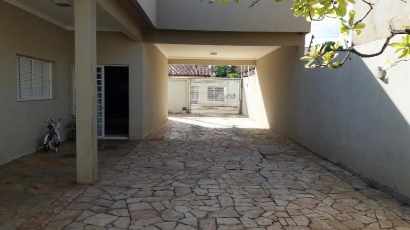 Casa à venda com 3 quartos, 310m² - Foto 1