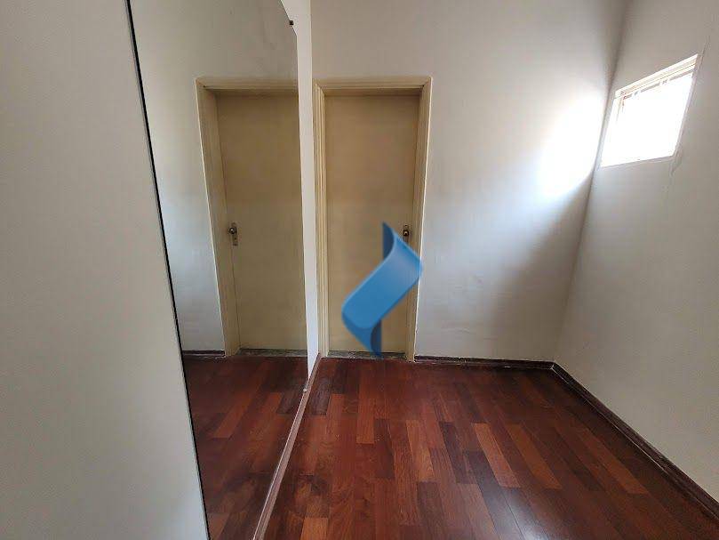 Casa para alugar com 6 quartos, 262m² - Foto 17