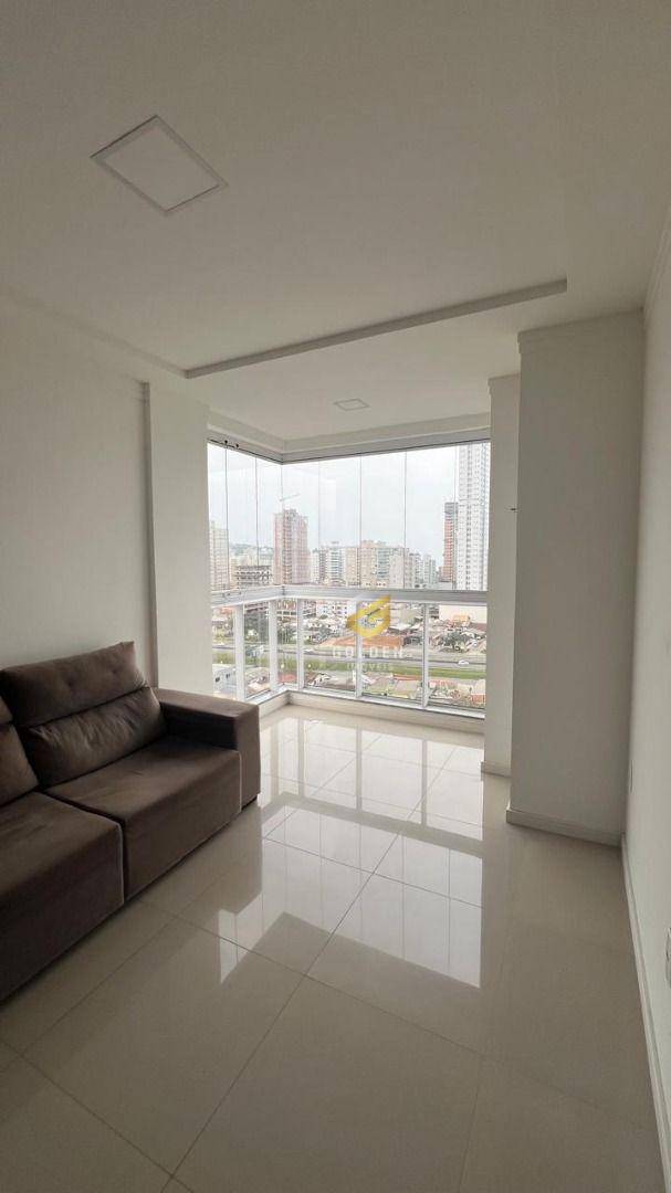 Apartamento à venda com 2 quartos, 70m² - Foto 7