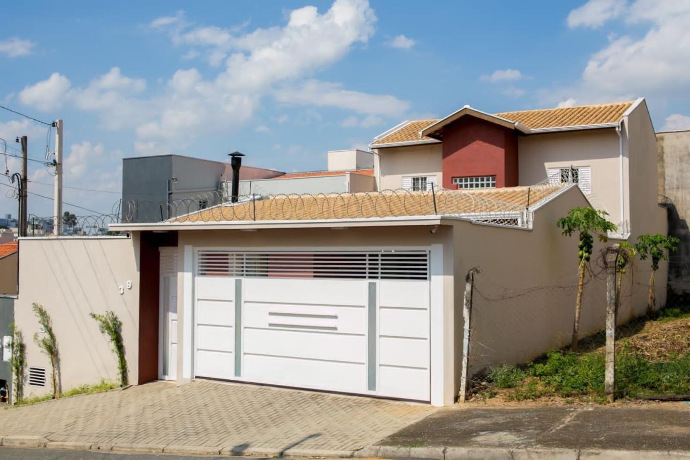 Casa à venda com 3 quartos, 242m² - Foto 1