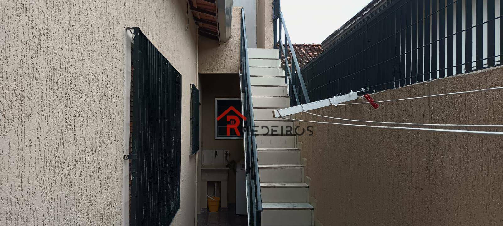 Casa à venda com 3 quartos, 100m² - Foto 1