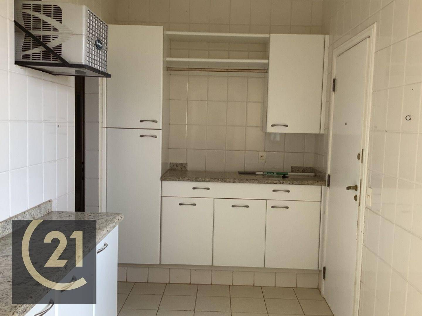 Apartamento à venda com 3 quartos, 202m² - Foto 2