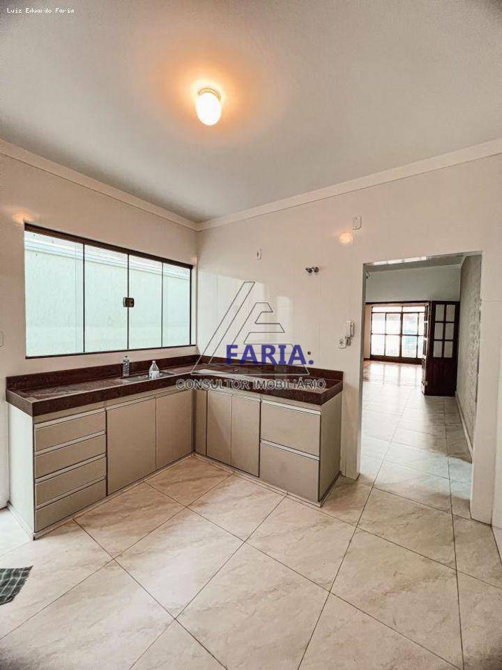 Casa à venda com 4 quartos, 250m² - Foto 4