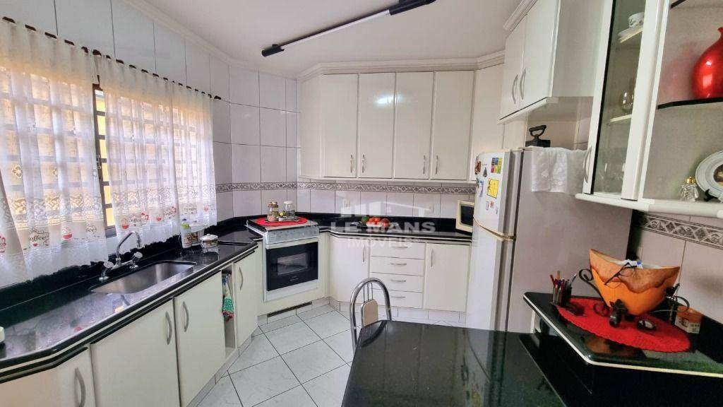 Casa à venda com 3 quartos, 205m² - Foto 13
