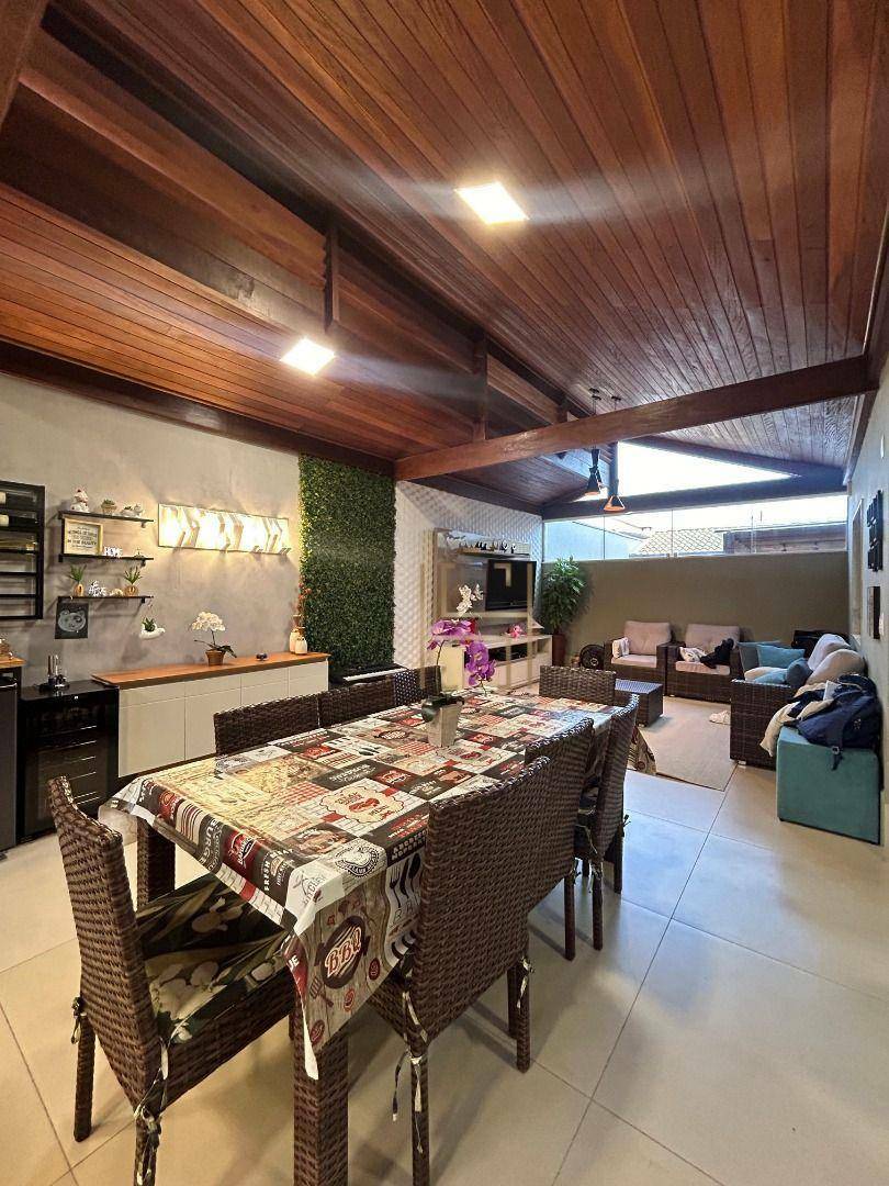 Casa de Condomínio à venda com 4 quartos, 230m² - Foto 4