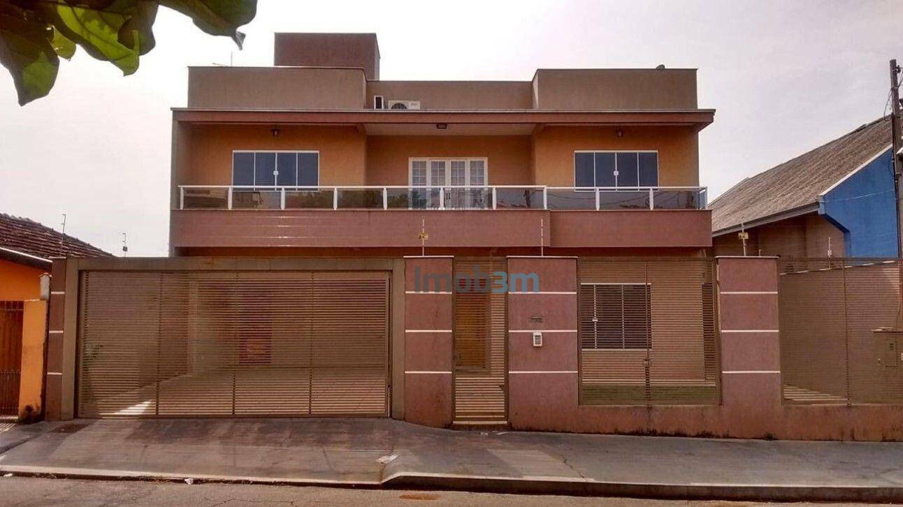 Sobrado à venda com 5 quartos, 300m² - Foto 1