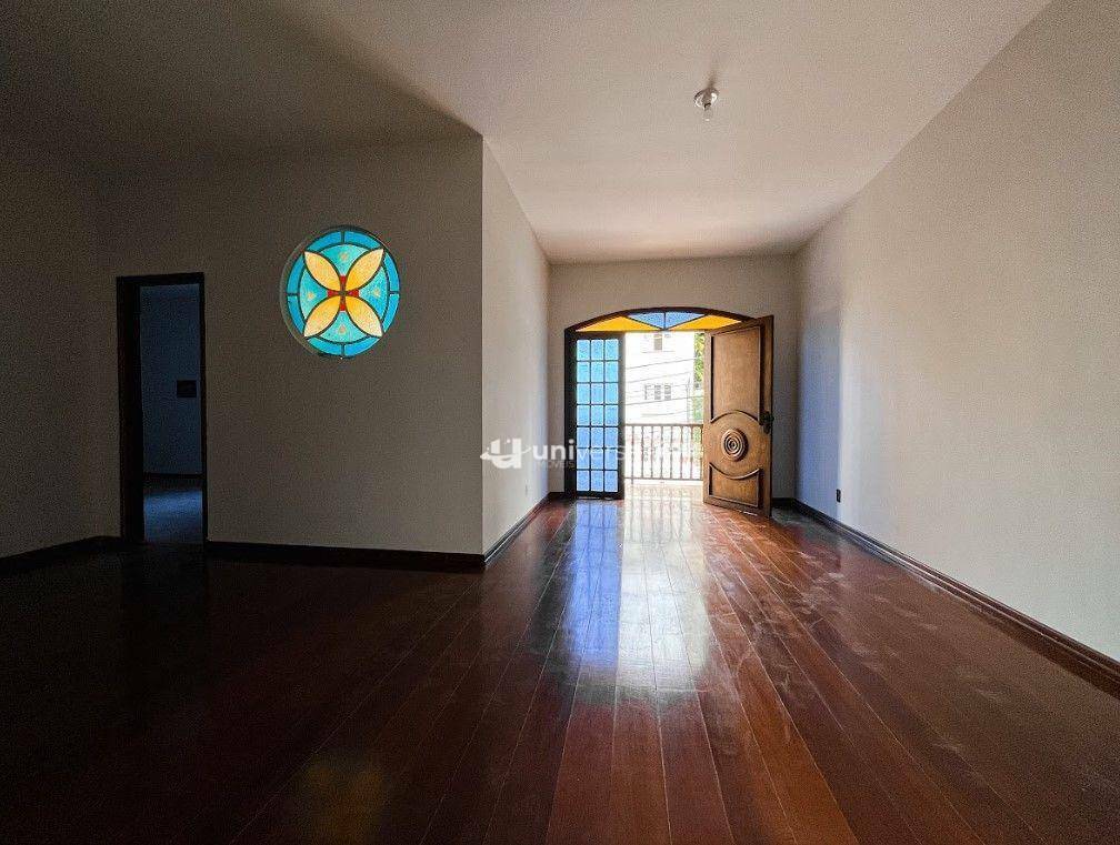 Casa para alugar com 4 quartos, 175m² - Foto 2