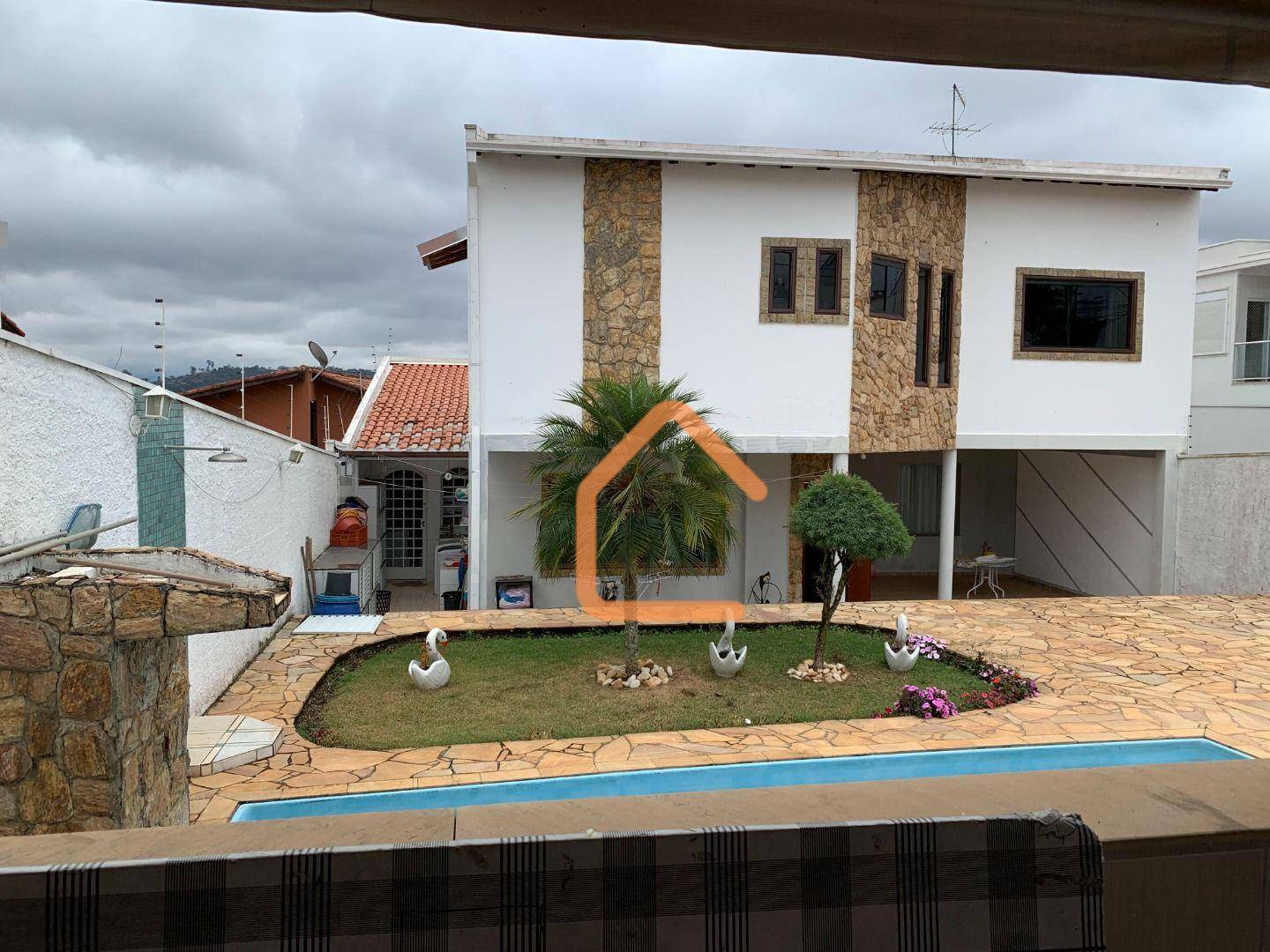 Casa à venda com 3 quartos, 242m² - Foto 1