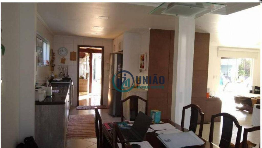 Casa de Condomínio à venda com 6 quartos, 330m² - Foto 31