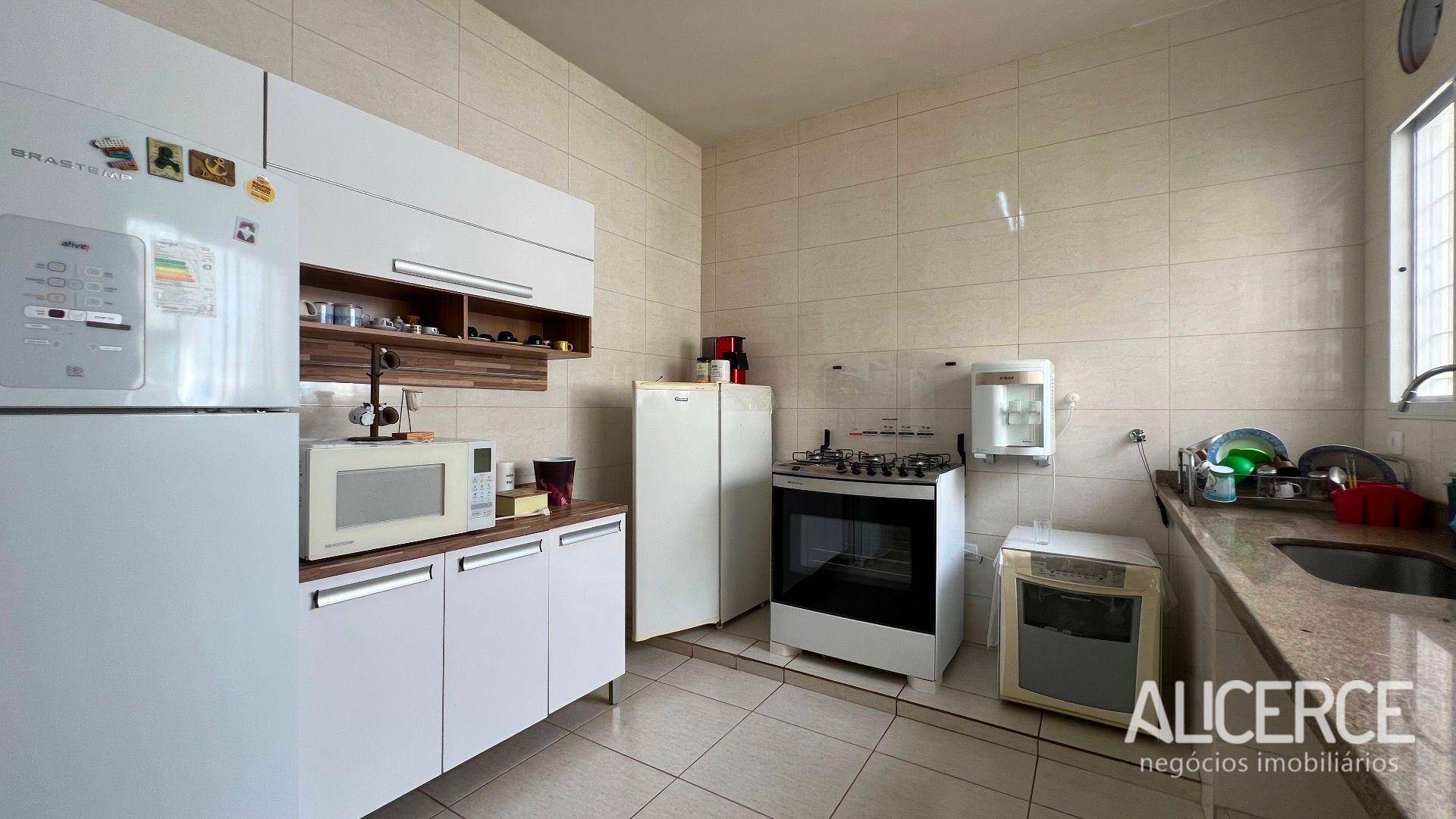 Casa à venda com 3 quartos, 228m² - Foto 9