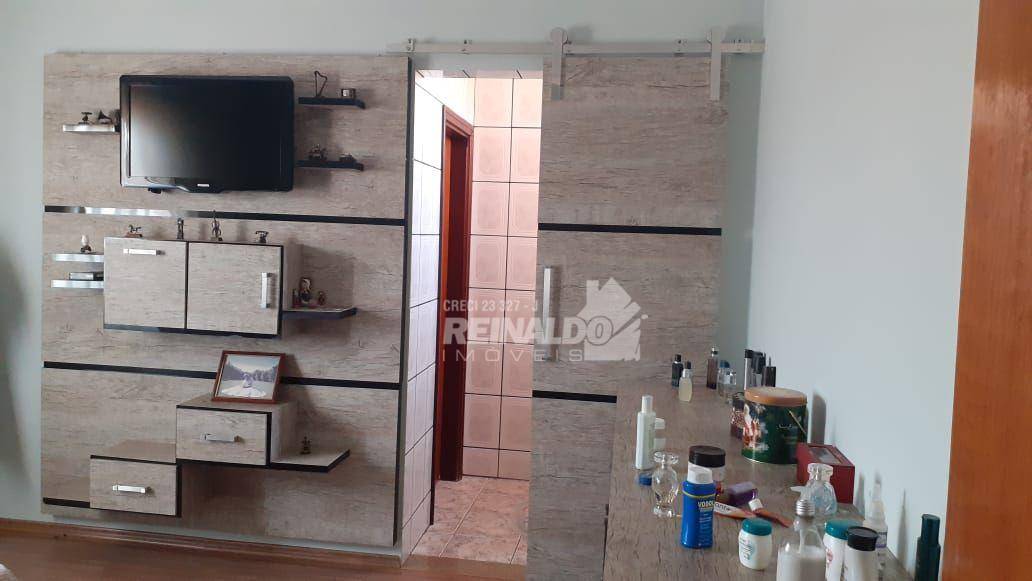 Casa à venda com 3 quartos, 210m² - Foto 4