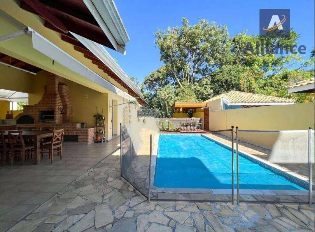 Casa de Condomínio para alugar com 3 quartos, 306m² - Foto 1