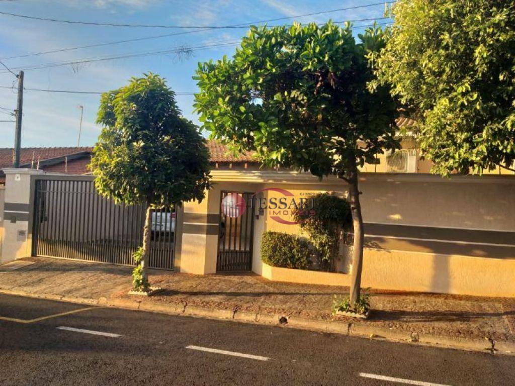 Casa à venda com 3 quartos, 240m² - Foto 1