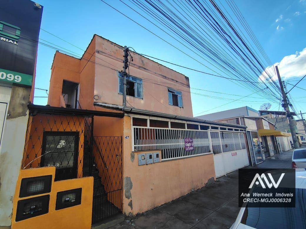 Casa à venda com 8 quartos, 220m² - Foto 1