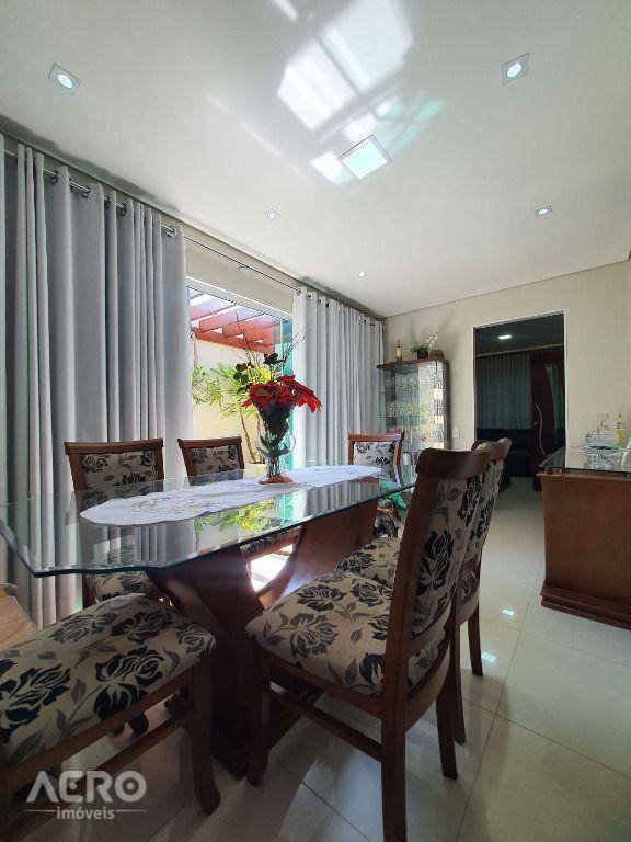 Casa à venda com 3 quartos, 180m² - Foto 1