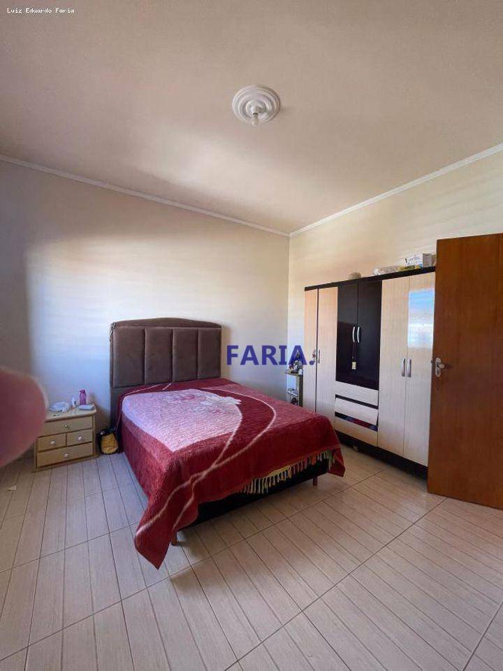 Casa à venda com 4 quartos, 200m² - Foto 14