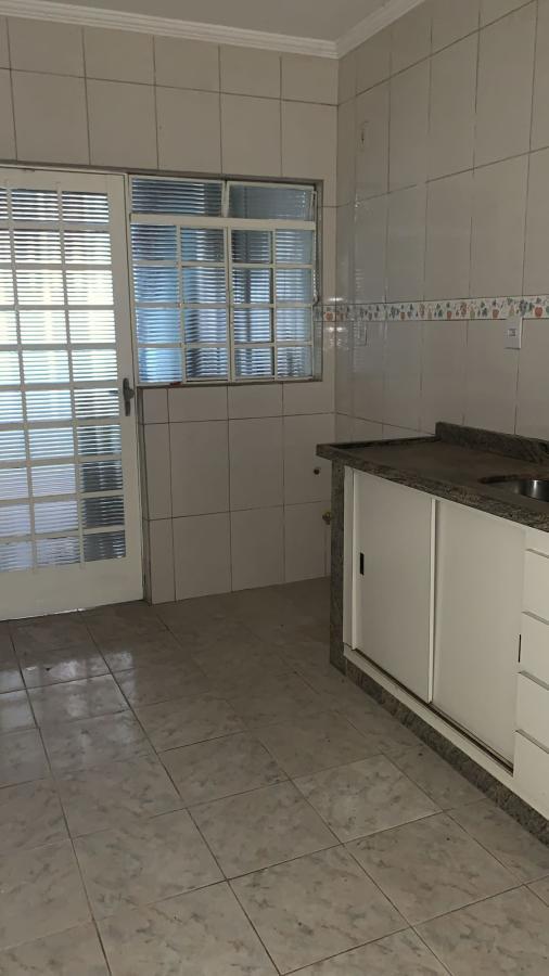 Casa para alugar com 2 quartos, 220m² - Foto 12