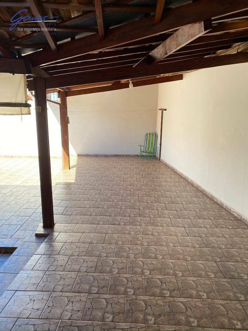 Casa à venda com 3 quartos, 228m² - Foto 2